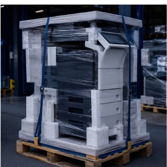 Verpacktes Multifunktionssystem auf einer Palette, bereit zur Anlieferung.